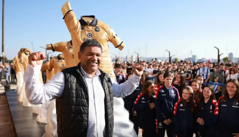 Conmemora el 25 aniversario del título de Liga con una escultura que inmortaliza el gol de Donato